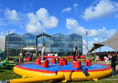 Ook voor kinderen was er volop vermaak, waaronder deze Sweeper. Op de achtergrond zie je het nieuwe pand van Udea.